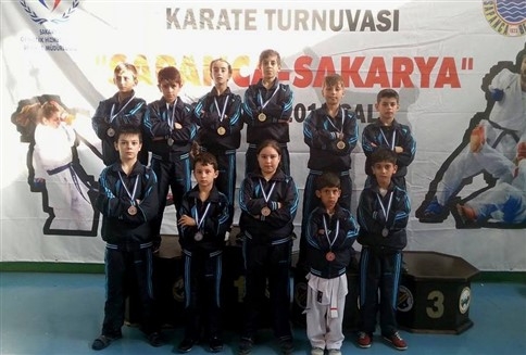 Karatecilerden 12 Madalya